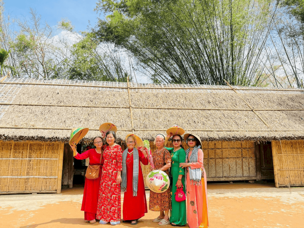 Chụp ảnh lưu niệm tại l&agrave;ng Sen qu&ecirc; B&aacute;c (Nguồn: Khu Di T&iacute;ch Kim Li&ecirc;n - Di T&iacute;ch Quốc Gia Đặc Biệt)